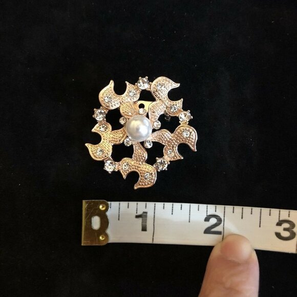 Vintage Style Brooch Antiqued Gold Tone Round Center Pearl Crystals - Picture 6 of 7